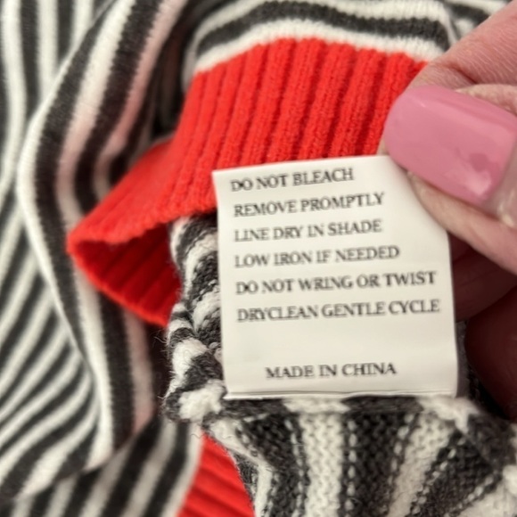 NWOT Women’s Gray And White Striped Sweater With Red Trim Size XXL - Picture 5 of 8
